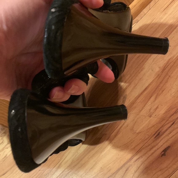 Sofft 9.5 black leather two strap sandals slide 4” high heels shimmery sexy EUC - Picture 10 of 14